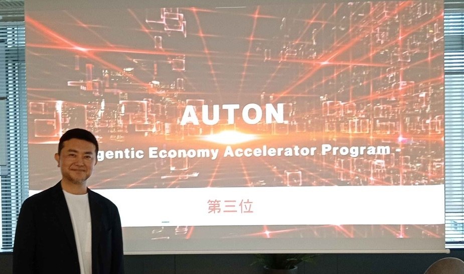 Kazuhiro Fukuda of AURAM Inc. taking third place at AUTON Demo Day
